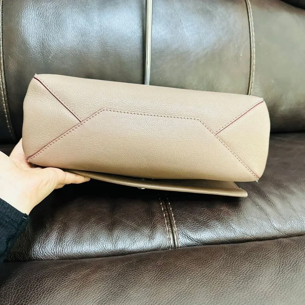 Louis Vuitton Lockme II Turtledove - Picture 10 of 16